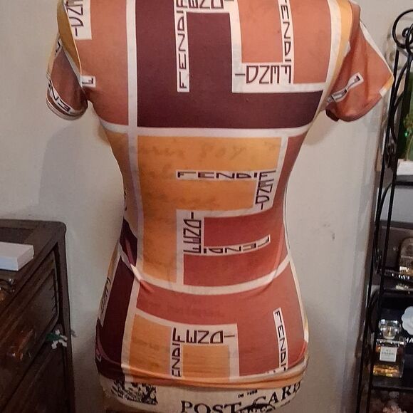 RARE! VINTAGE FENDI Women's Brown and Yellow Graphic Tee Size 42? Small/medium - Picture 11 of 12